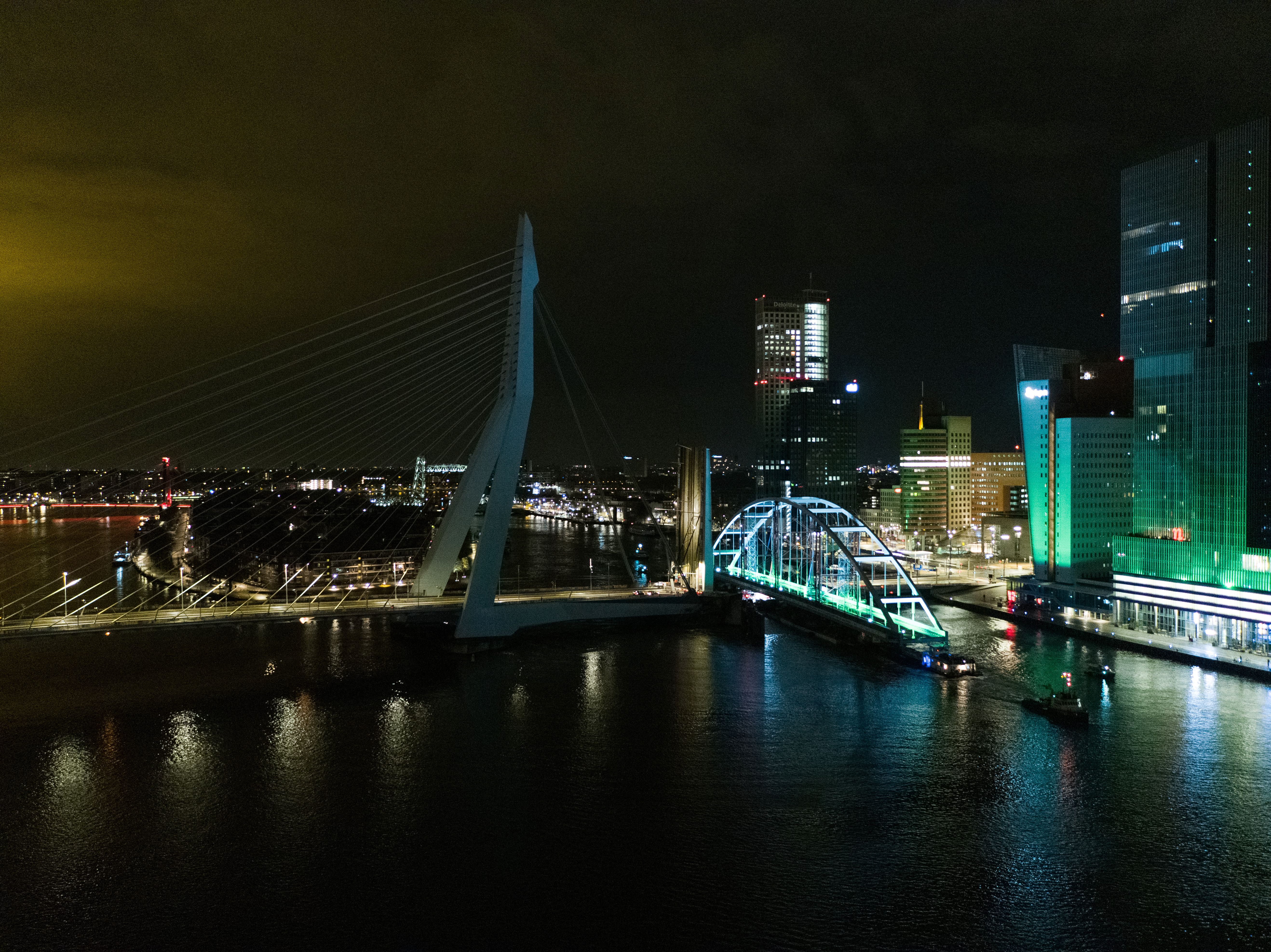 Het transport passeert de Erasmusbrug